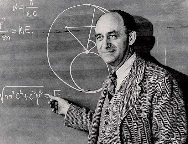 Enrico Fermi isimli fizikçiye göre dünya dışı varlıkların var olma olasılıklarının oldukça yüksek olduğuna dair birçok tahmin vardır ancak ortada bu tahminleri doğrulayacak hiçbir kanıt yoktur.