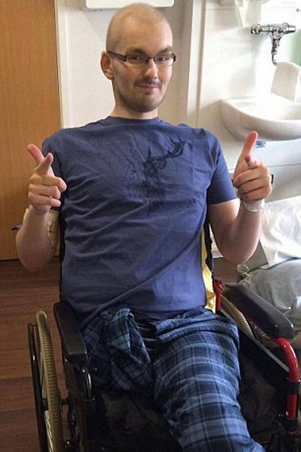 Matt Birmingham'da bulunan  Queen Elizabeth Üniversite Hastanesi'nde iki kür kemoterapi aldı ama kanser kalçasından akciğerlerine sıçradı. Matt hastalığı yüzünden bir süre sonra sağ bacağını kaybetti.