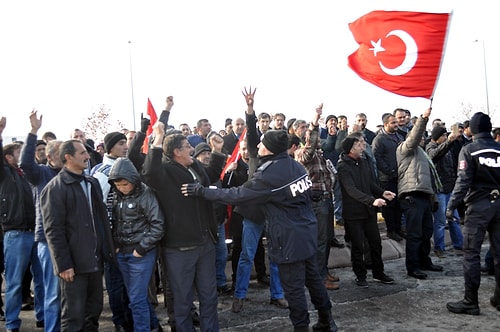 Kentte çok sayıda kişi sokaklara çıkarak saldırıyı protesto etti