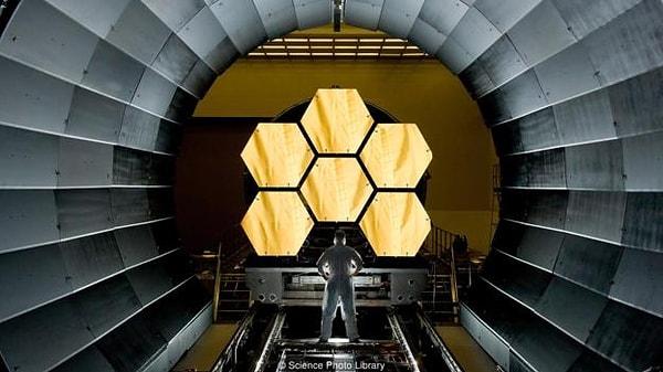 James Webb Uzay Teleskobu, bugün karanlık yıldızları araştıran devasa bir teleskop.