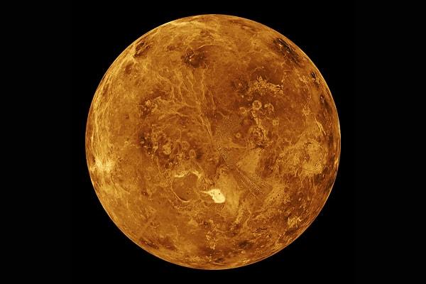 Kayalık bir gezegen olan Venüs, Dünya'nın hacminin %82'sine ve yüzey çekiminin %90'ına sahip.