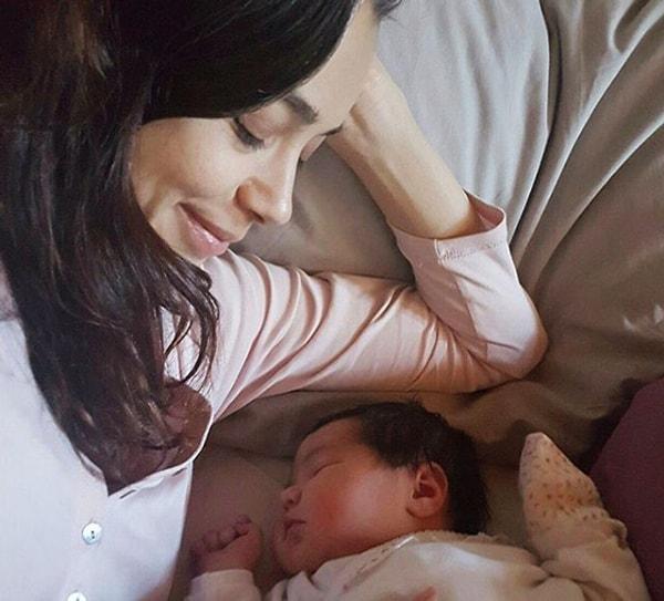 15. Güzel oyuncu Özgü Namal, sevgilisi Serdar Oral'dan olan ikinci bebeği Elem Su'yu dünyaya getirdi.