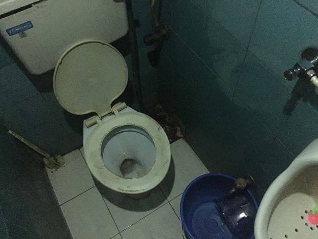 Mumbai'deki bu bar gibi çoğu barın tuvaletinde sadece kova ve maşrapa bulunuyor Ryan'ın gözlemlerine göre.