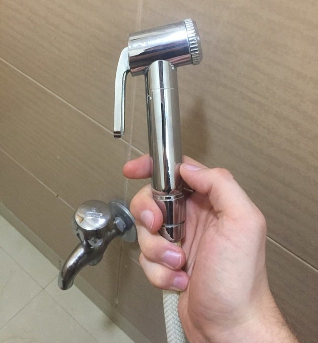 Ancak denedikten sonra normal taharet musluğu gibi olduğunu hatta daha rahat kontrol edilebildiğini fark etmiş.