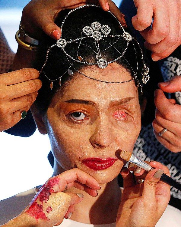 2. Asit saldırısı kurbanı Hintli model Reshma Quereshi New York moda haftasında podyumda yürümeye hazırlanıyor.
