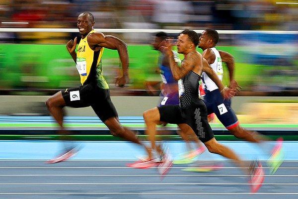 5. Rio Olimpiyatları'nda erkekler 100 metrede Jamaikalı Usain Bolt rahat bir birincilik elde ediyor.