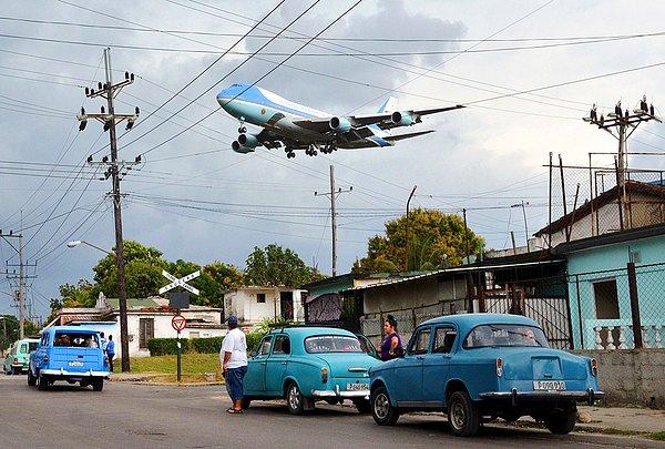 8. Barack Obama ve ailesini Havana şehrine getiren Air Force One uçağı Havana semalarında.
