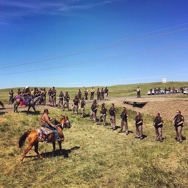 15. Standing Rock bölgesinde Dakota boru hattını protesto eden yerliler.
