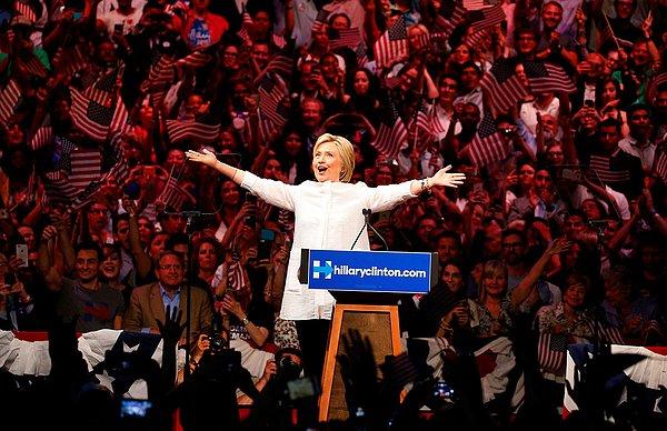 18. New York'ta bir seçim öncesi konuşmasında Hillary Clinton.