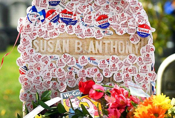 21. ABD'da kadınların seçme hakkı alması hareketinin lideri Susan B. Anthony'nnin mezarı Clinton'a oy vermiş kişilerin 'Oyumu verdim' notlarıyle bezenmiş halde.