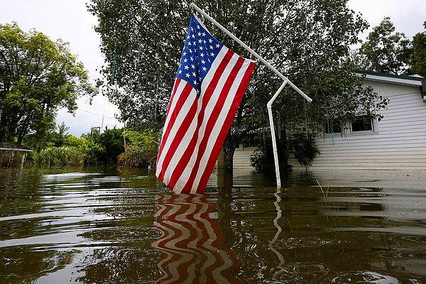 22. Louisiana eyalteinde meydana gelen sel binlerce ev ve işyerini sular altında bıraktı.