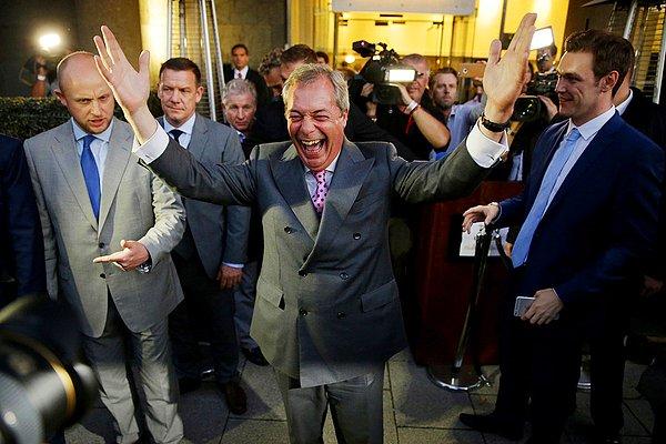 23. Birleşik Krallık Bağımsızlık Partisi başkanı Nigel Farage 'Brexit' referandumundan sonra sonucu sevinçle karşılıyor.