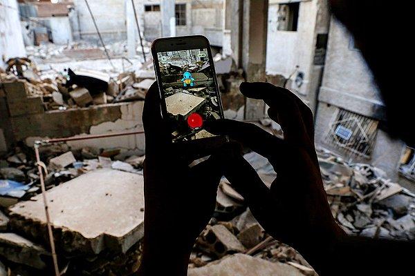 25. Muhaliflerin kontrolündeki Douma kentinde bir Suriyeli Pokémon Go oynuyor.