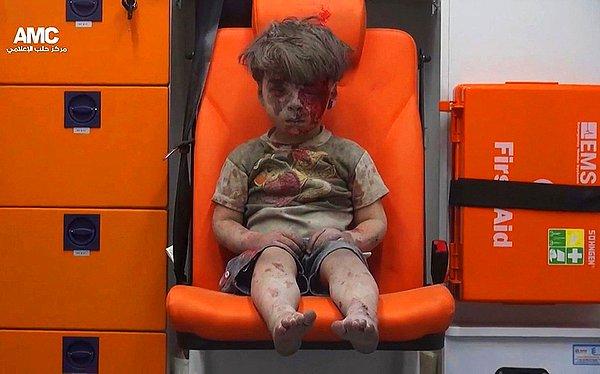 26. Halep'i vuran bir hava saldırısından sonra enkazdan kurtarılan 5 yaşındaki çocuk Omran Daqneesh bir ambulansın içinde bekliyor.
