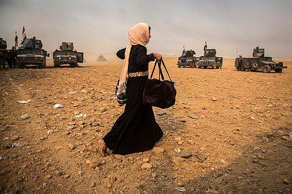 30. Irak'ta Musul'un eteklerine giren Irak Özel Güçleri ve IŞİD arasındaki çatışmalardan yalınayak kaçmaya çalışan bir kadın.