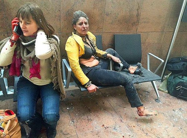 36. Kabin memuru Nidhi Chaphekar (sağda) Brüksel'in Zaventem Havalimanındaki intihar saldırısı sonrasındaki anlarda şok içinde oturuyor.