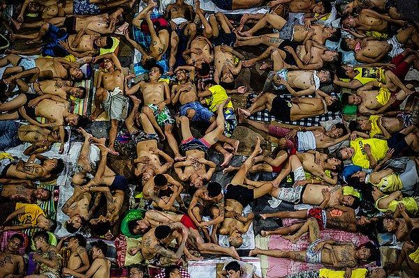 39. Filipinler'in başkenti Manila'da 800 kişi için inşa edilmiş bir hapishanede 3.800 mahkum kalıyor. Geceleri bir grup mahkum spor salonunda uyuyor.