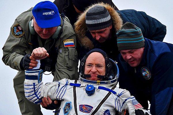 42. ABD'li astronot Scott Kelly, Soyuz kapsülü ile Kazakistan'a iniş yaptıktan sonra yer personeli tarafından uzay aracının içinden çıkartılırken.