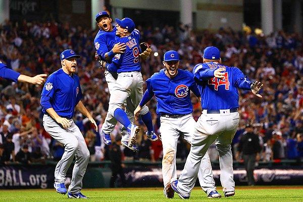 43. Chicago Cubs 2016 Dünya Serisi'nde 8-7 kazandıkları maçı coşkuyla kutluyor.