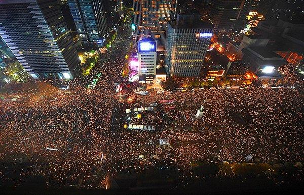 45. Güney Kore'nin Seul şehrinde ülke tarihinin en geniş çapta ve en çok ses getiren hükümet karşıtı gösterilerinde protestocular ellerinde mumlarla şehrin meydanlarına çıktı.