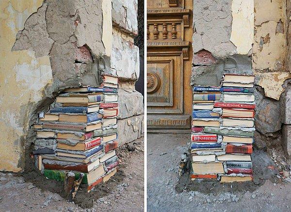 13. Andrey Syaylev yıpranmış kütüphane duvarlarını eski kitaplarla tamir ediyor.
