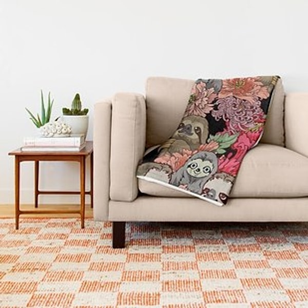 4. Плед с принтом, изображающем ленивцев на цветочном лугу