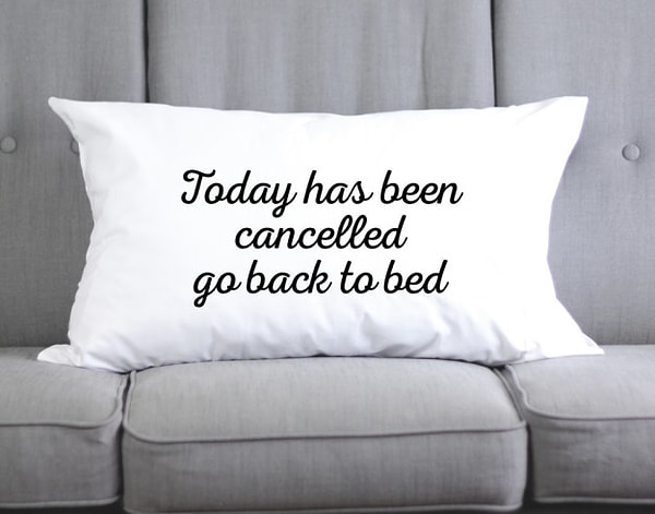 7. Наволочка с надписью "Сегодняшний день отменили, возвращайся в кроватку"