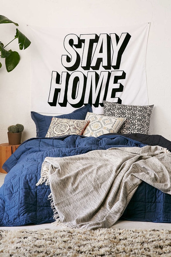 8. Гобелен с надписью "Оставайся дома"