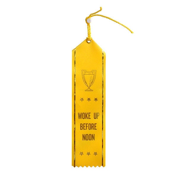 9. Медалька с надписью "Проснулся до обеда"