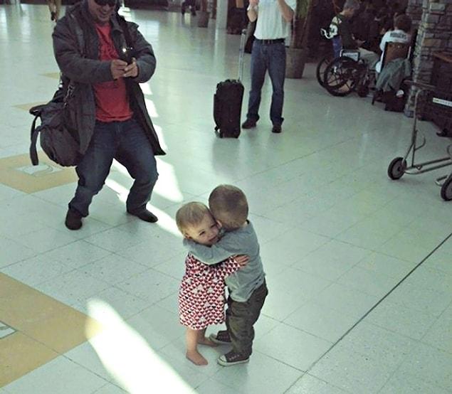 8. These cuties who didn't look for further reasons to hug a stranger!