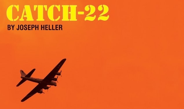 Buna, Joseph Heller’ın aynı isimli romanıyla literatüre ismini kazandırdığı Catch-22 paradoksu deniyor.