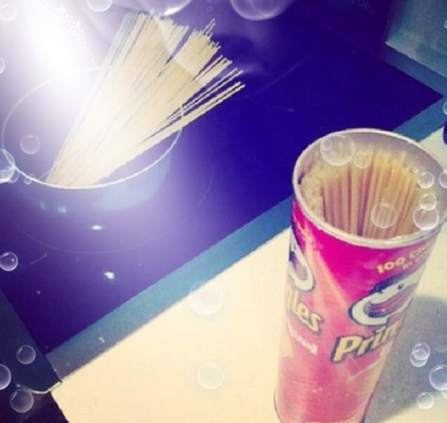 8. Spagettiyi saklamak için pringles kutusu kullanın.
