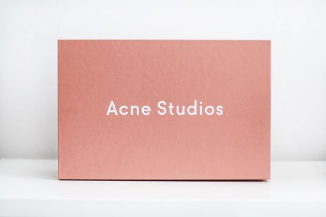Ancak Apple ve Acne Studios gibi markaların alışveriş paketleri bu açıklamadan çok daha önce Rose Quartz tonlarındaydı.