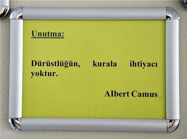 Kantin normalde, bizim de kendi tecrübelerimizden bildiğimiz üzere, kooperatif kolunca işletiliyor. Günün bazı günlerinde ise tamamen öğrencilerin sorumluluğuna bırakılıyor.
