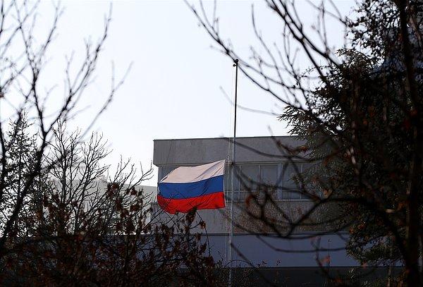 Rusya Büyükelçiliği'ndeki bayrak yarıya indirildi