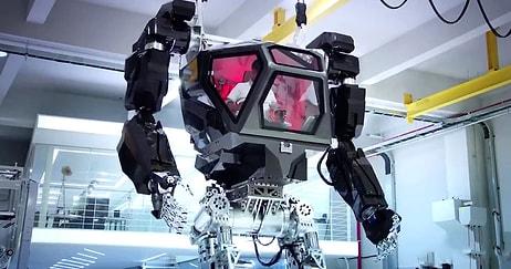 Operatörün Hareketlerini Birebir Yapabilen 4 Metrelik Robotik Savaş Makinesi