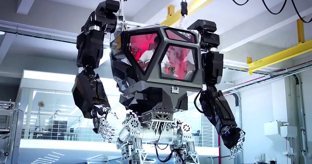 Operatörün Hareketlerini Birebir Yapabilen 4 Metrelik Robotik Savaş Makinesi