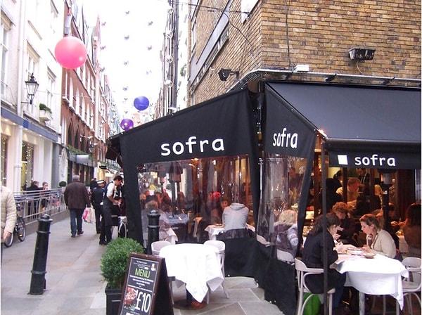 Dört sene sonra Özer, Londra'daki ilk lokantasını açmış.