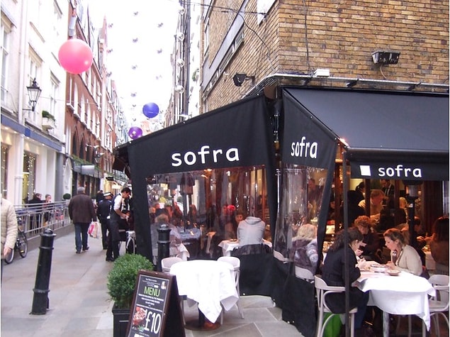 Dört sene sonra Özer, Londra'daki ilk lokantasını açmış.