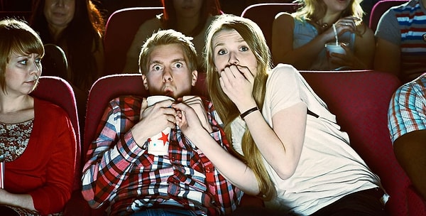 1. Болтающие соседи в кинотеатре 😠