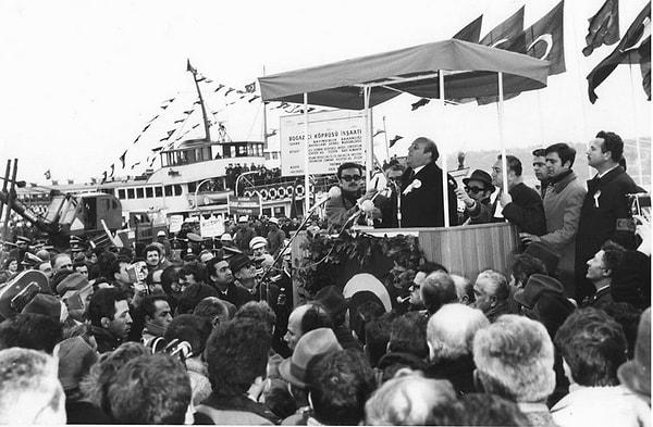 5. Boğaziçi Köprüsü'nün temeli, dönemin Cumhurbaşkanı Cevdet Sunay ve Başbakan Süleyman Demirel tarafından 20 Şubat 1970 tarihinde atıldı.
