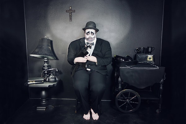 2. На подготовку каждой комнаты он тратит от восьми до 15 часов, приводя ее в тот вид, который нужен ему для съемок.