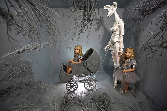 Фотограф, который создает целый мир в крошечных комнатах