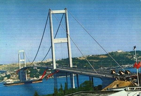 11. İstanbul Boğazı üzerine yapılan ilk köprü olduğu için Birinci Köprü olarak da adlandırılıyor.