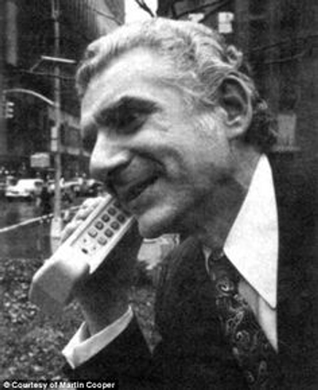 5. Telefonların yanınızda taşınabilecek hatta cebe girilebilecek hali icat edildi.