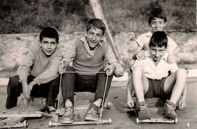 5. Şimdiki gibi envai çeşit plastikten yapılmış oyuncaklar yerine babalarımızın veya kendimizin bizzat yaptığı tahta oyuncaklarla vakit geçirirdik.