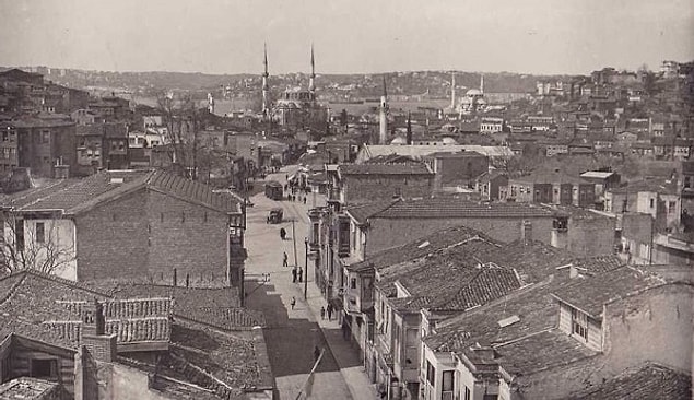 8. Evvelsi gün oyun oynadığımız alanlarda gecekondu diye tabir edilen yeni yapılanmalar belirmeye başlamıştı.