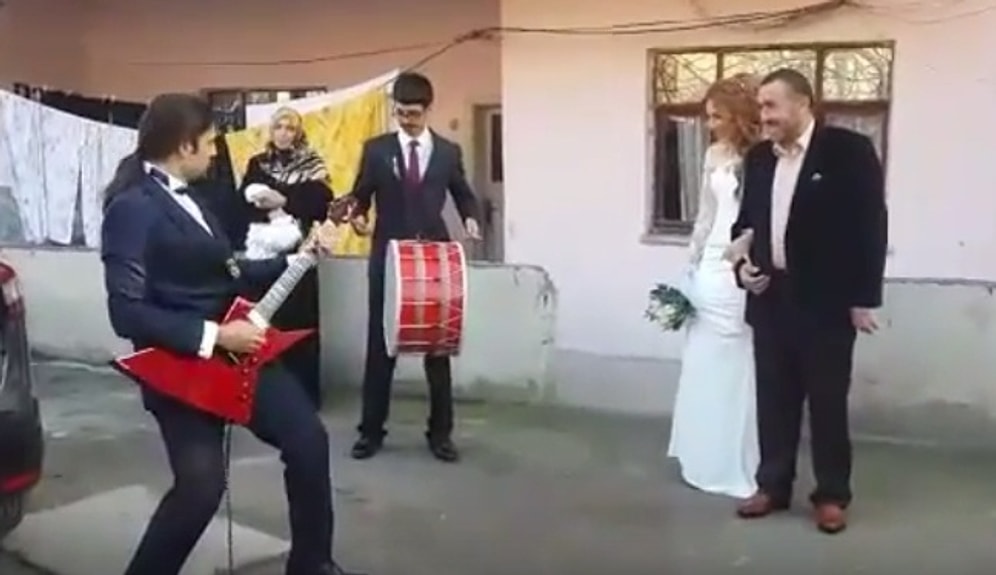 Sapanca'da 'Megadeth-Holy Wars' Eşliğinde Evden Gelin Almak