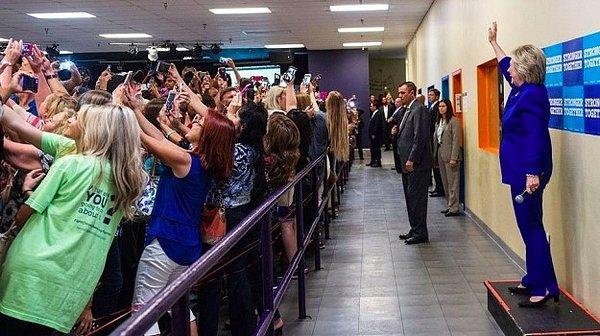1. Eylül ayında genç seçmenler için düzenlenen bir seçim kampanyasında Hillay Clinton'la birlikte selfie çekmeye çalışan kalabalık.