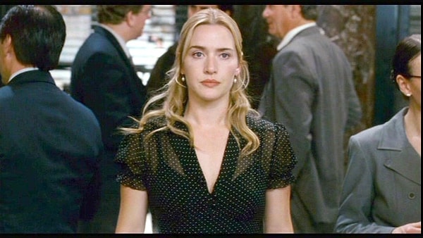 8. На съемки сцены в начале фильма, где на Рождественской вечеринке Айрис узнает о помолвке Артура, ушло столько дублей, что Кейт Уинслет упала на колени и взмолилась, чтобы в результате сцена оказалась идеальна